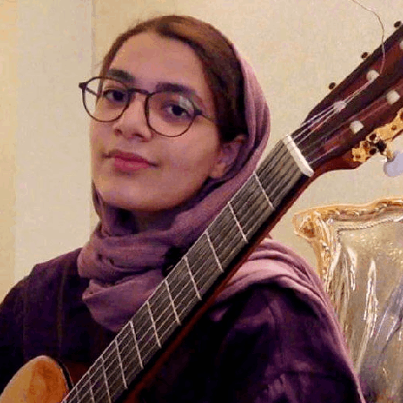عکس استاد موژان احمدپناه نوازنده گینار کلاسیک